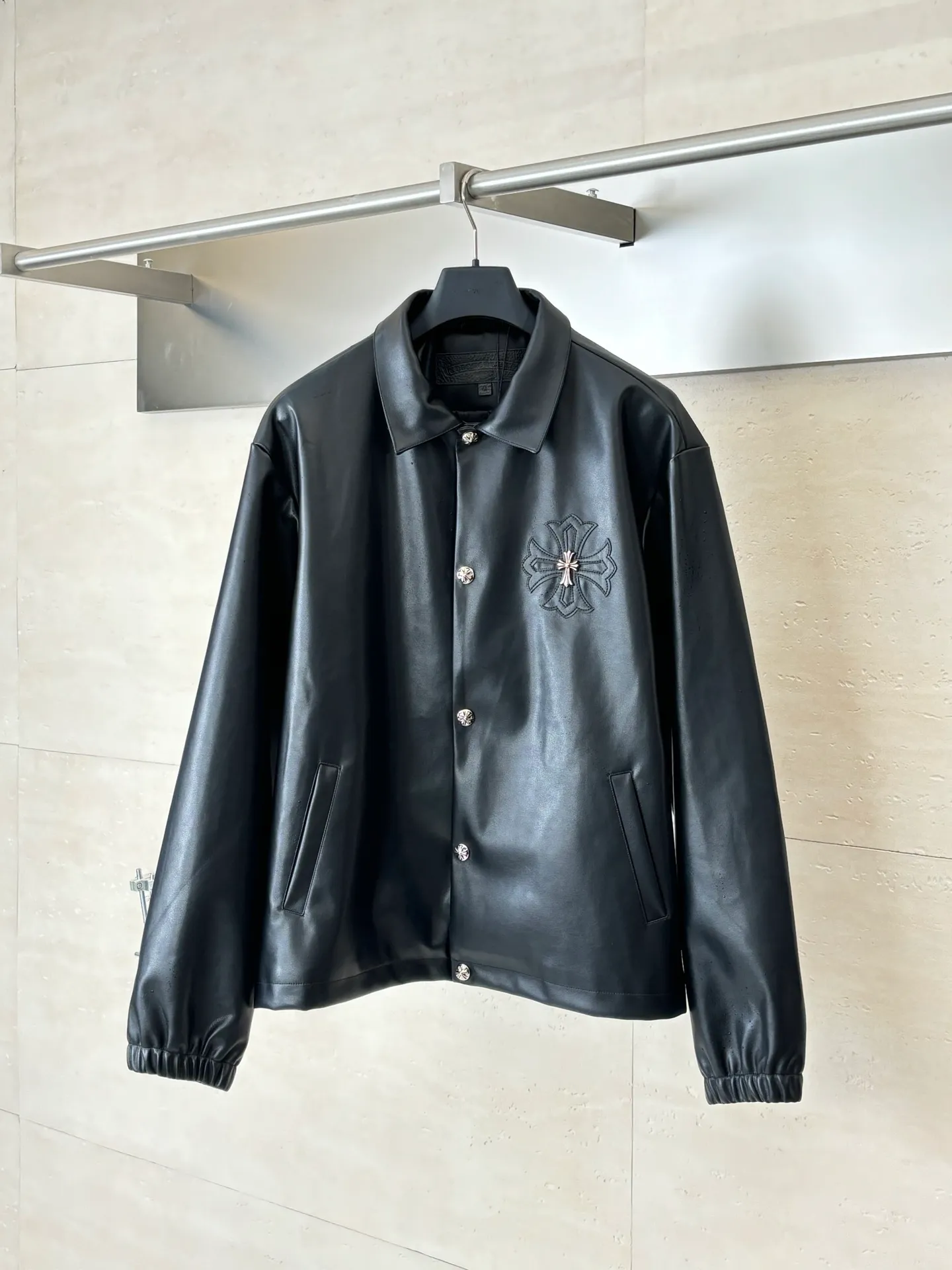 P580 Chrome Heart*/Chrome Heart Hardware Cross Leather Snap Button Jacket Originally purchased for 84,300, the fabric is made of black pebbled two-layer cowhide, customized silk jacquard logo lining, embroidery is processed by TAJIMA machine, patch embroidery technology, imported template machine shape on the back, customized genuine leather trademark, customized genuine leather size, customized 5.8cm metal logo mark, customized 18mm four-button buckle, customized 18mm two-button button, a full set of three-label accessories, exclusively produced.  Size：S/M/L/XL
